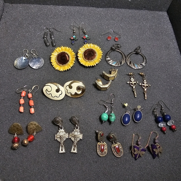 Large Lot Of 17 Pair Of Earrings Different Styles Colors And Materials some have - Picture 1 of 7